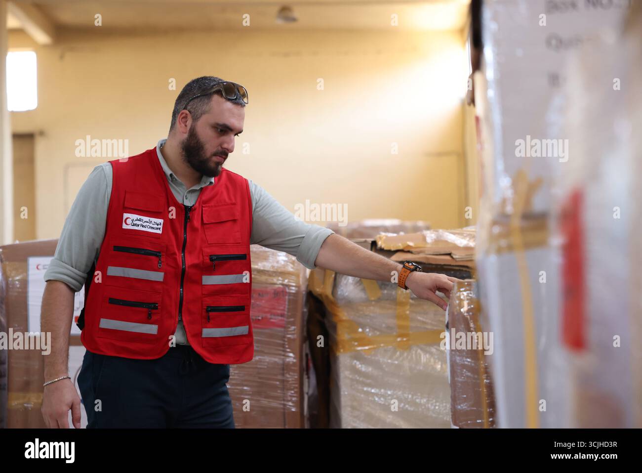 Gli operatori di soccorso scaricano la spedizione di aiuti medici del Qatar a Damasco per sostenere il recupero dopo Assad in Syrias gli operatori di soccorso scaricano scatole di aiuti medici fornite dal Qatar all'aeroporto internazionale di Damasco, parte del ponte umanitario a sostegno del recupero e della ricostruzione siriani dopo la caduta di Bashar al-Assad. Damasco Siria Copyright: XMohammadxBashirxAldaherx Foto Stock