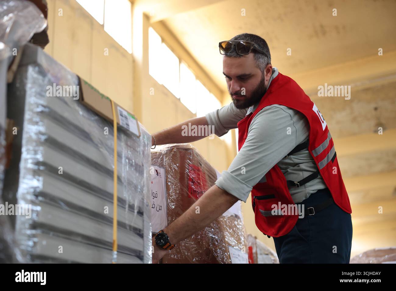 Gli operatori di soccorso scaricano la spedizione di aiuti medici del Qatar a Damasco per sostenere il recupero dopo Assad in Syrias gli operatori di soccorso scaricano scatole di aiuti medici fornite dal Qatar all'aeroporto internazionale di Damasco, parte del ponte umanitario a sostegno del recupero e della ricostruzione siriani dopo la caduta di Bashar al-Assad. Damasco Siria Copyright: XMohammadxBashirxAldaherx Foto Stock