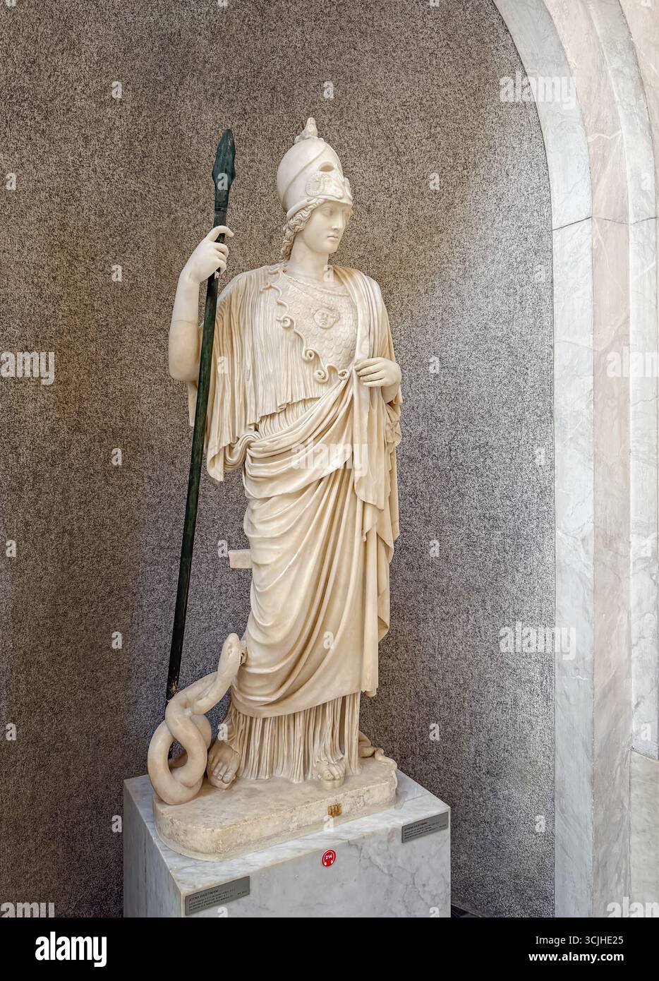 CITTÀ DEL VATICANO, ROMA, ITALIA - 2 AGOSTO 2025 statua classica in marmo di Atena Giustiniani. La dea della saggezza e della guerra tiene una lancia in mano e.. Foto Stock
