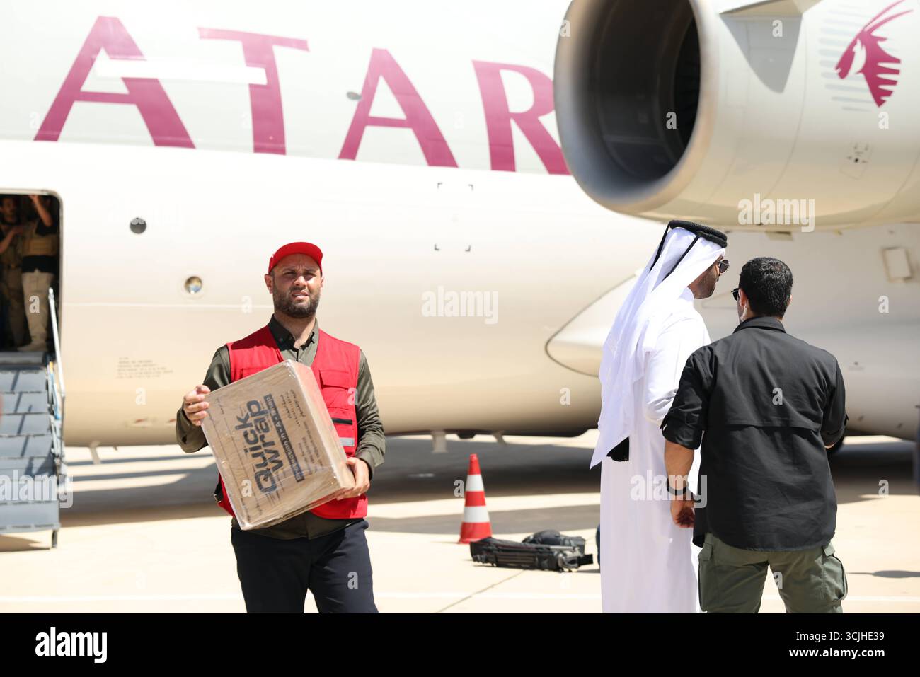 Gli operatori di soccorso scaricano la spedizione di aiuti medici del Qatar a Damasco per sostenere il recupero dopo Assad in Syrias gli operatori di soccorso scaricano scatole di aiuti medici fornite dal Qatar all'aeroporto internazionale di Damasco, parte del ponte umanitario a sostegno del recupero e della ricostruzione siriani dopo la caduta di Bashar al-Assad. Damasco Siria Copyright: XMohammadxBashirxAldaherx Foto Stock