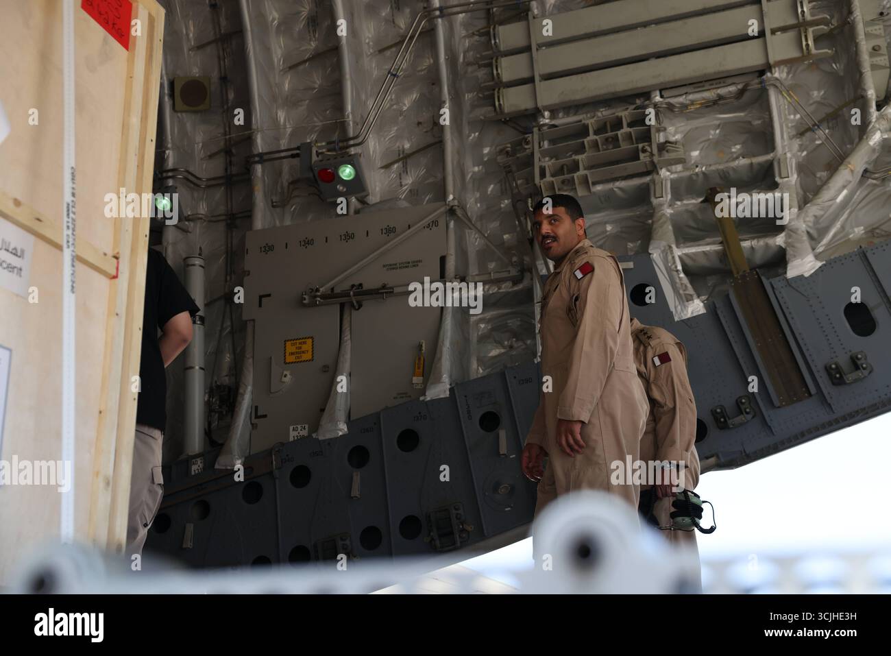 Il personale dell'aeronautica del Qatar scarica una spedizione di aiuti umanitari presso l'aeroporto internazionale di Damasco i membri dell'aeronautica del Qatar scaricano forniture di aiuti umanitari da un aeromobile da trasporto presso l'aeroporto internazionale di Damasco come parte del ponte di soccorso aereo e terrestre del Qatar verso la Siria. Damasco Siria Copyright: XMohammadxBashirxAldaherx Foto Stock