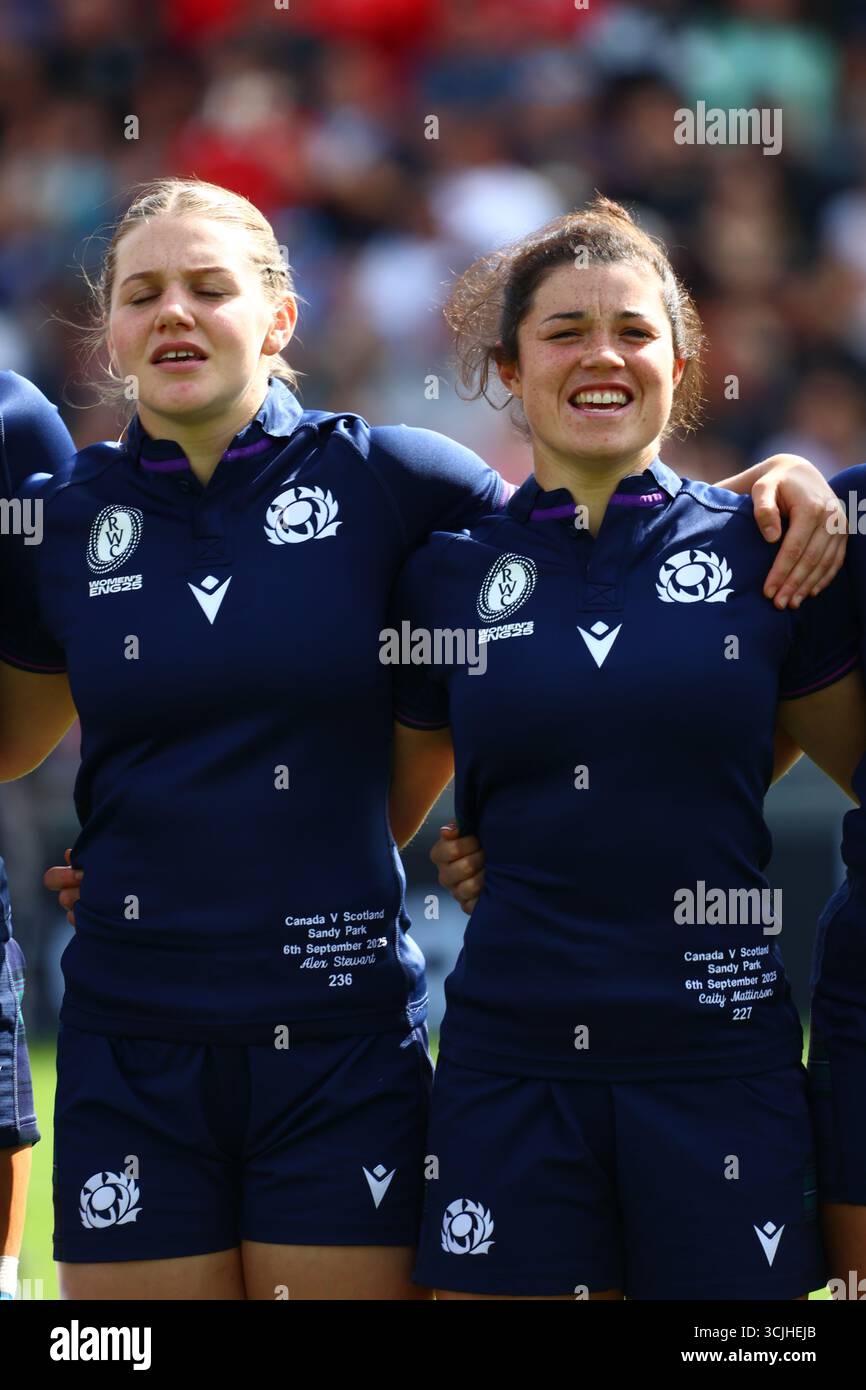 Exeter, Devon, Regno Unito. 6 settembre 2025. Women's Rugby World Cup Pool B: Canada contro Scozia a Sandy Park, Exeter. Nella foto: L'inno scozzese degli Unicorns 21 ALEX STEWART e 22 Caity Mattinson. Crediti: Nidpor/Alamy Live News Foto Stock