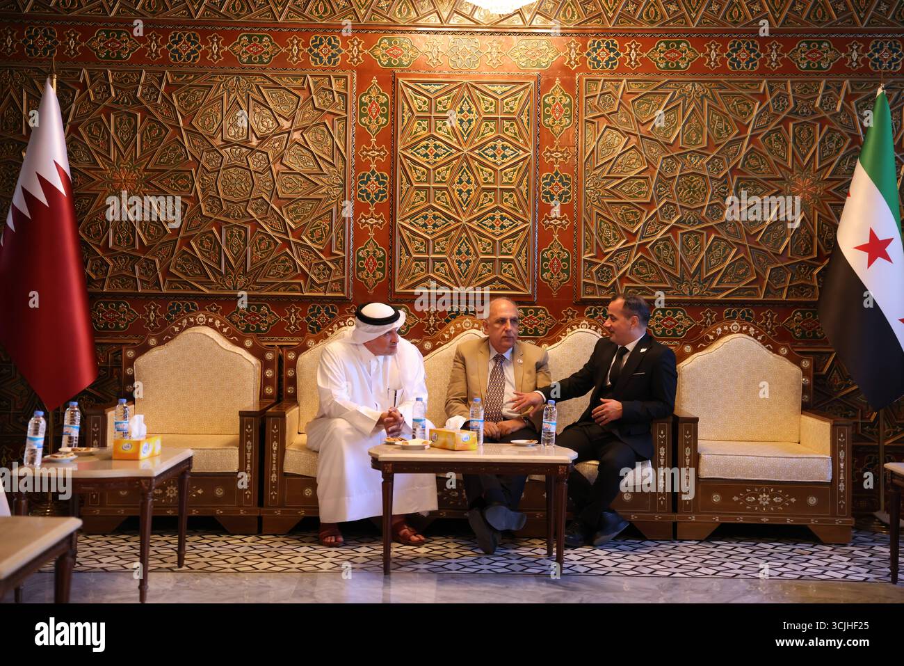 Gli aiuti umanitari del Qatar a favore della Siria i funzionari del Qatar e della mezzaluna Rossa siriana ricevono un ponte aereo per aiutare il popolo siriano. Damasco Siria Copyright: XMohammadxBashirxAldaherx Foto Stock