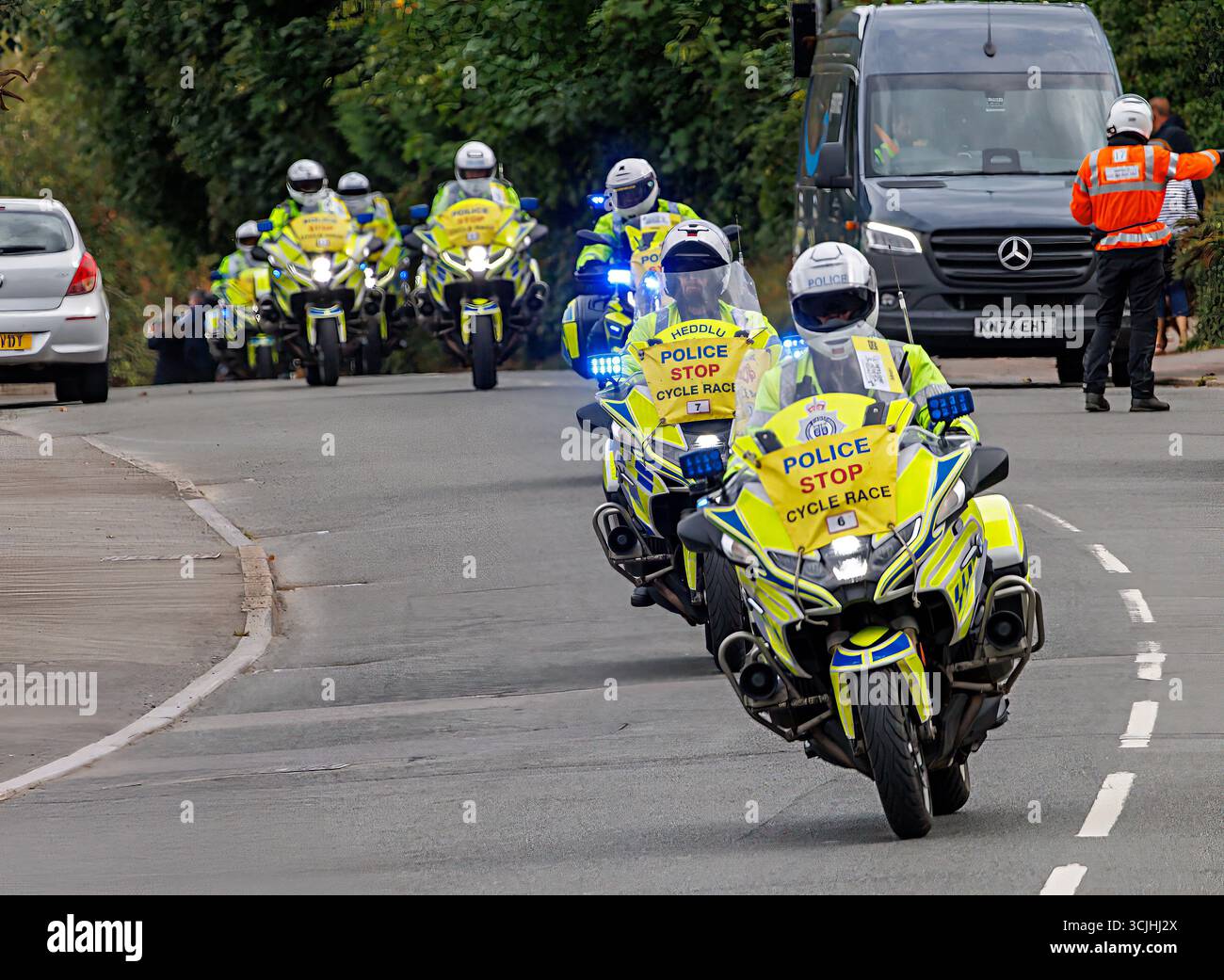 Moto della polizia che controlla la gara ciclistica, Lloyd's Tour of Britain, fase 5, attraverso Llanfoist, Galles, Regno Unito Foto Stock