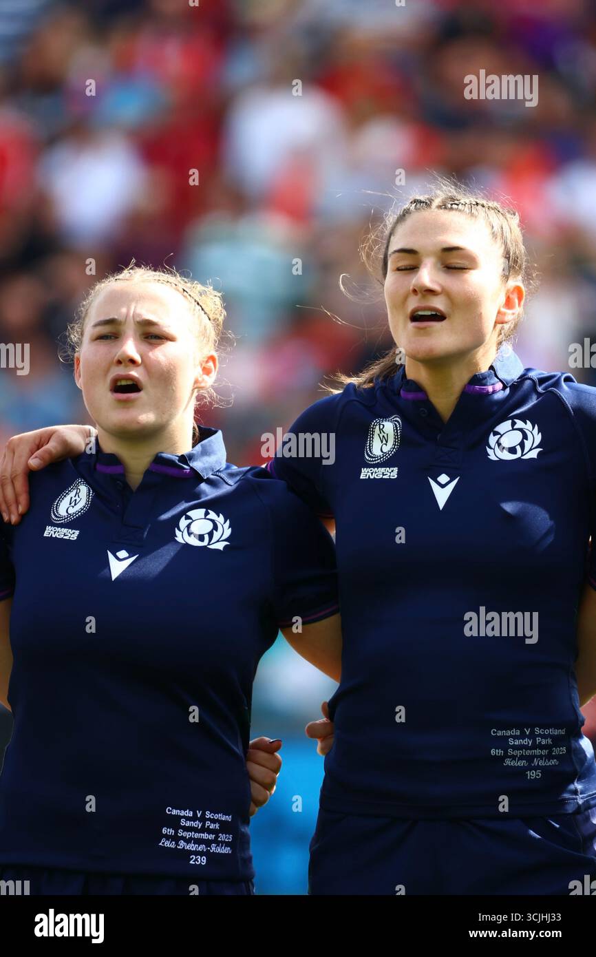 Exeter, Devon, Regno Unito. 6 settembre 2025. Women's Rugby World Cup Pool B: Canada contro Scozia a Sandy Park, Exeter. Nella foto: L'inno scozzese degli Unicorns 9 LEIA BREBNER-HOLDENand 10 HELEN NELSON. Crediti: Nidpor/Alamy Live News Foto Stock