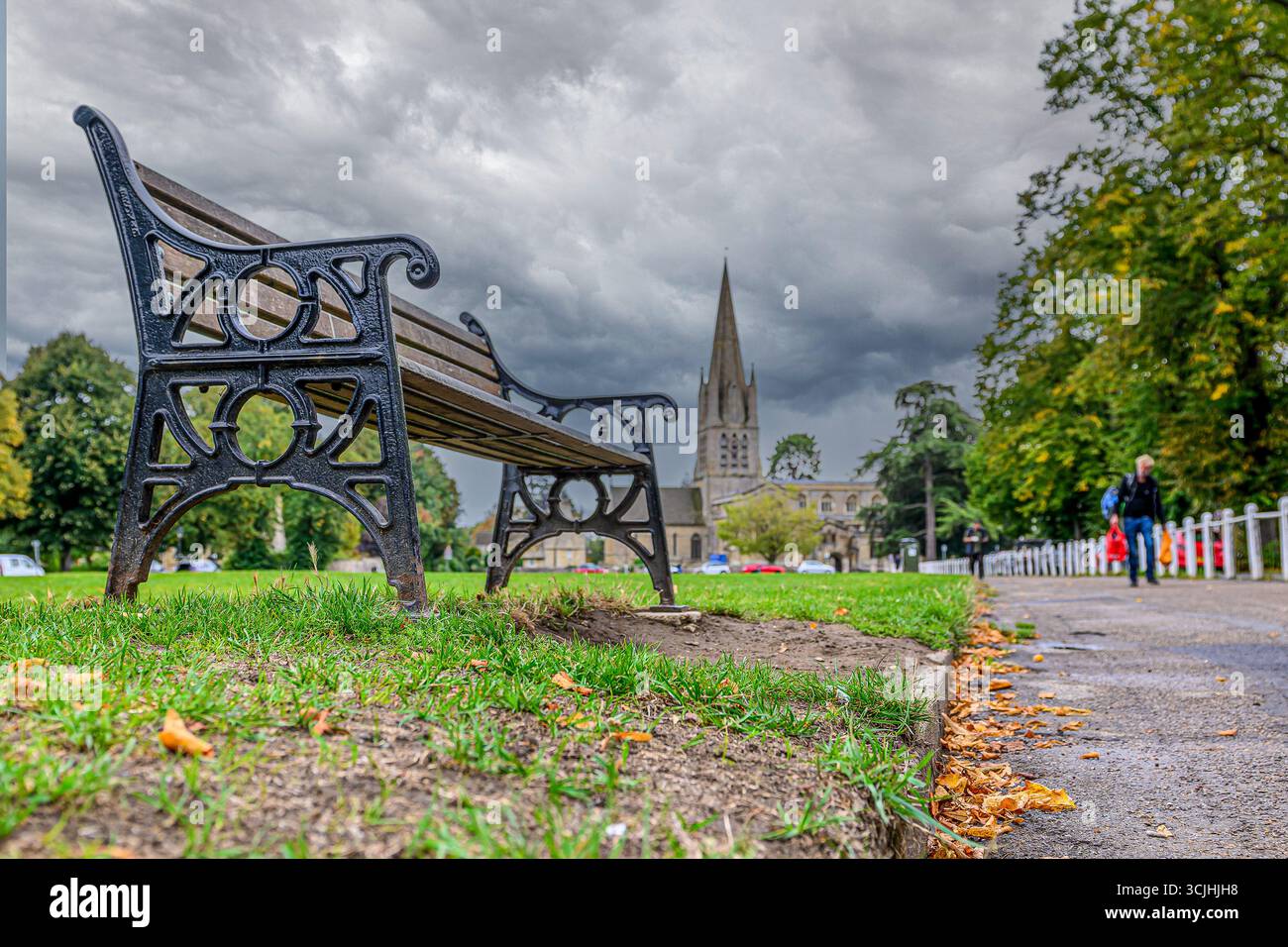 Panchina in un parco, Witney, Oxfordshire, Regno Unito Foto Stock