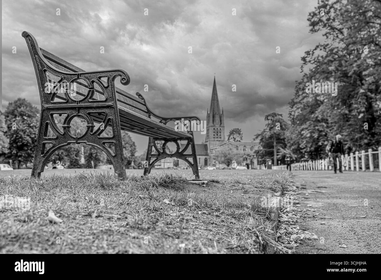 Panchina in un parco, Witney, Oxfordshire, Regno Unito Foto Stock