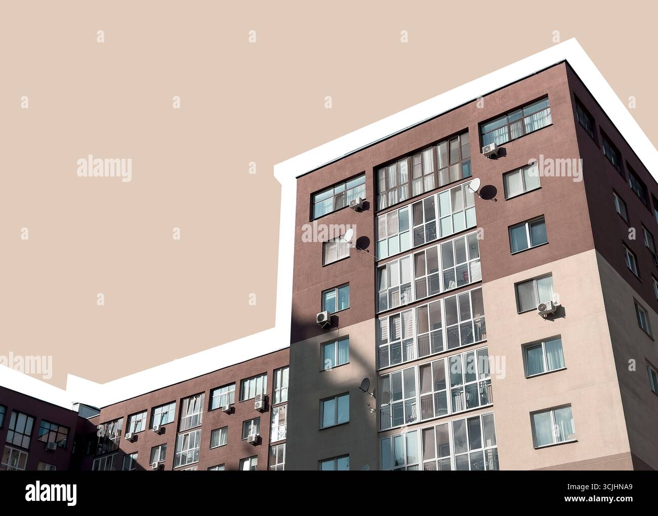 Moderno edificio ad appartamenti con una struttura alta. Condominio multifamiliare che offre alloggi contemporanei con vista del quartiere urbano. Rif Foto Stock