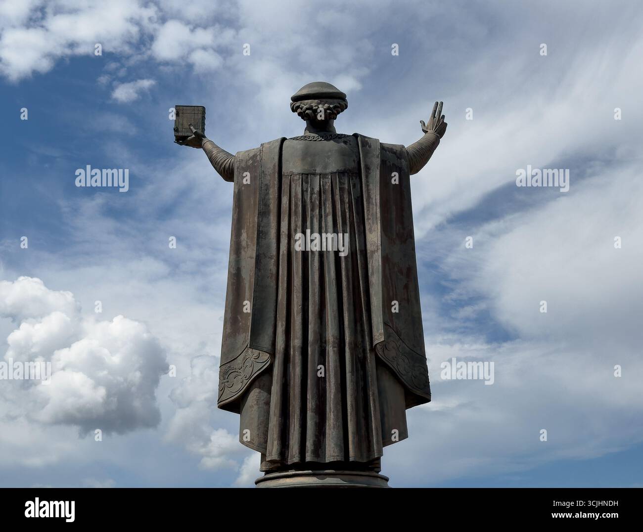Vista posteriore del monumento in bronzo a Francysk Skaryna, una figura storica di spicco e tipografo bielorusso, con le braccia sollevate e con un libro in mano. La S Foto Stock