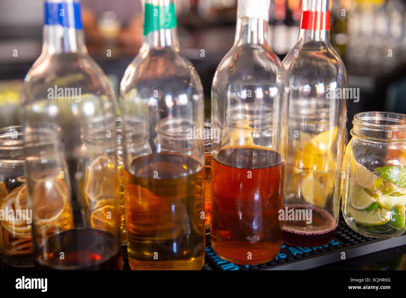 Barman Mixers per preparare cocktail con decorazioni di frutta Foto Stock