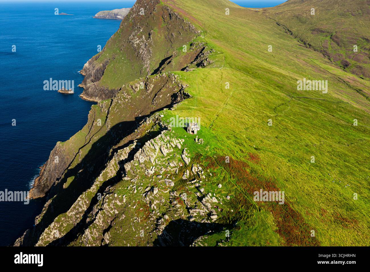 Vista aerea del punto panoramico di Moytoge Head con le spettacolari scogliere atlantiche vicino a Keem Beach, Irlanda Foto Stock