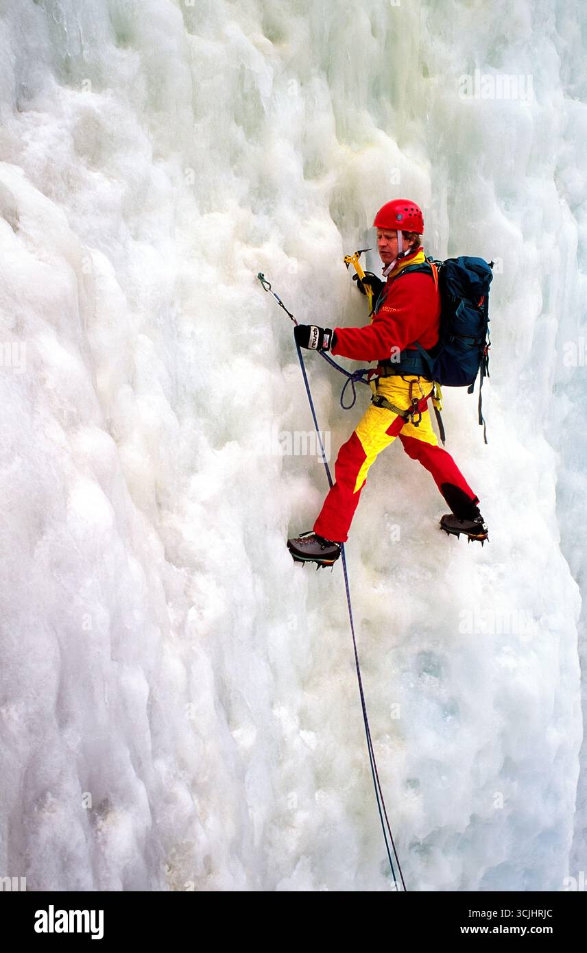 Maschio adulto singolo che arrampica con piombo su ghiaccio ripido Vail, Colorado USA Foto Stock