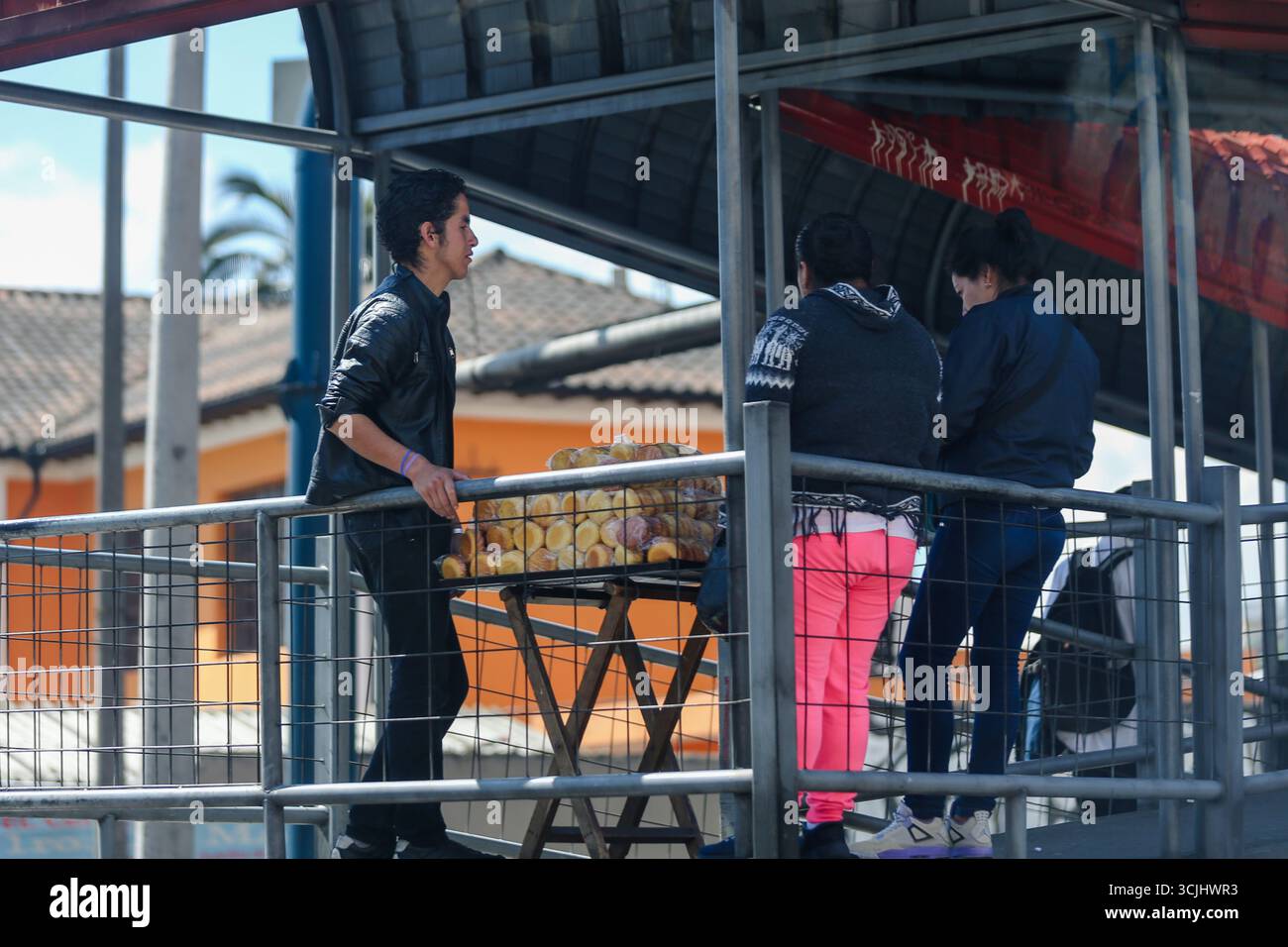 Quito, Ecuador - 23 marzo 2018: Un vivace mercato di strada nel centro di Quito, pieno di venditori ambulanti e ombrelli colorati Foto Stock