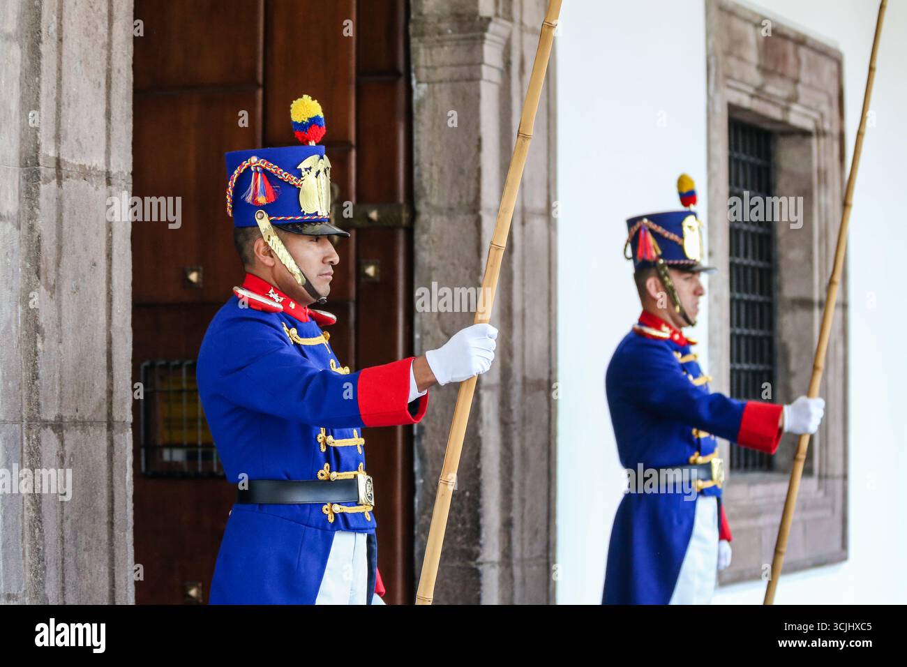 Quito, Ecuador - 23 marzo 2018: I soldati della Guardia d'Onore presidenziale in uniforme cerimoniale stanno di guardia fuori dal Palazzo dei Carondelet Foto Stock