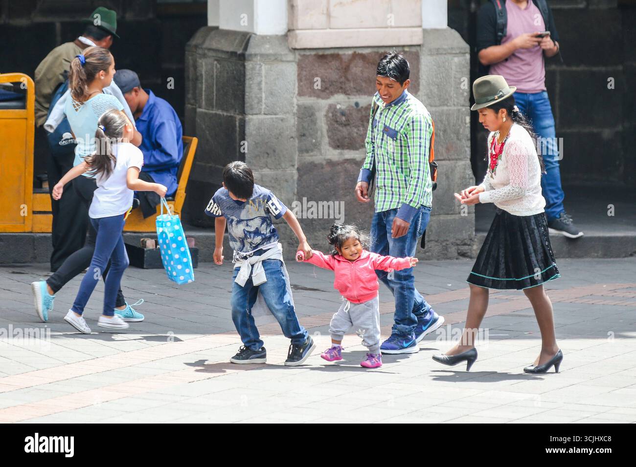 Quito, Ecuador - 23 marzo 2018: La vita urbana di Quito è catturata attraverso le scene del mercato di strada e i quartieri residenziali più densi Foto Stock