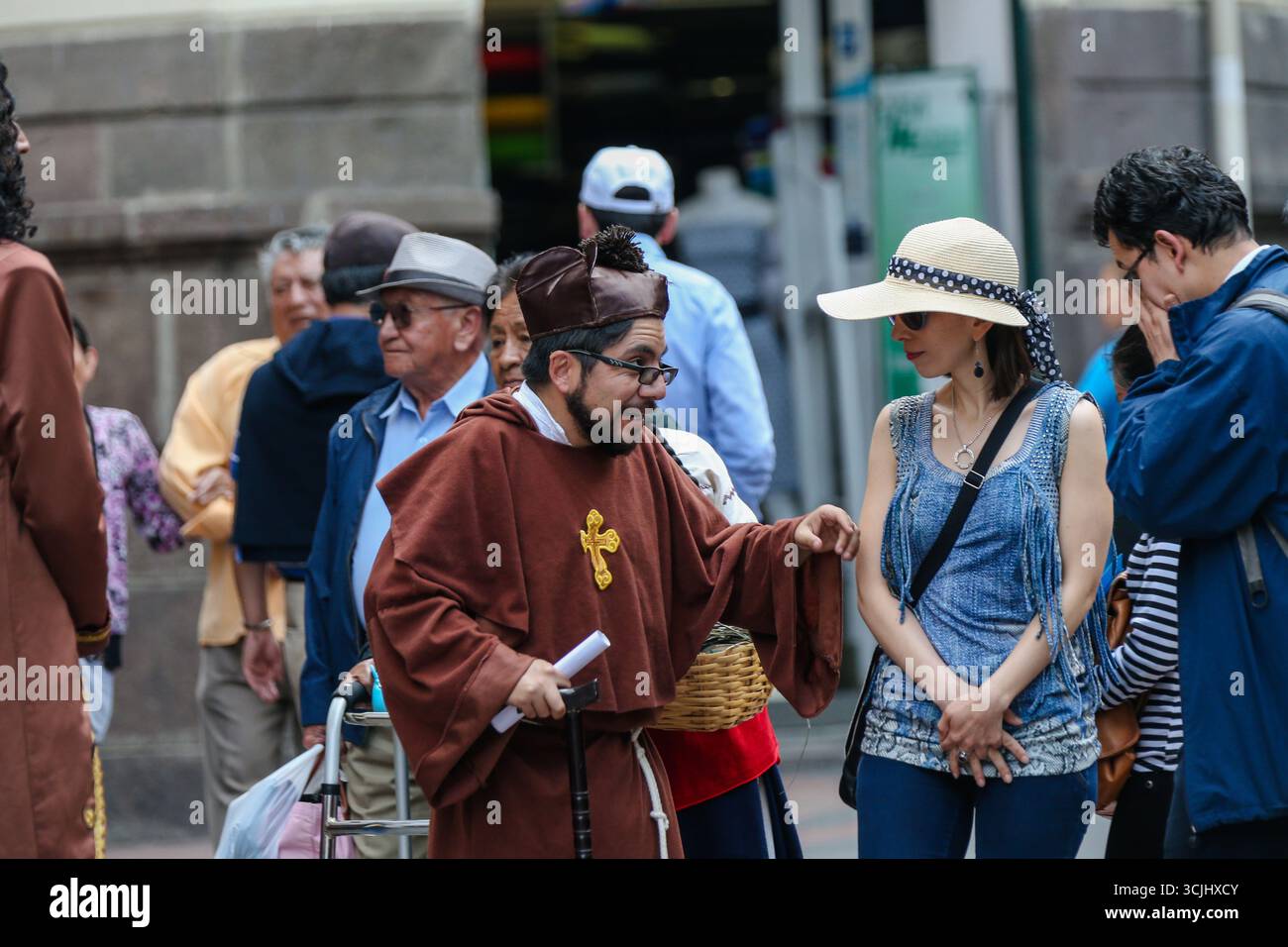Quito, Ecuador - 23 marzo 2018: La vita urbana di Quito è catturata attraverso le scene del mercato di strada e i quartieri residenziali più densi Foto Stock