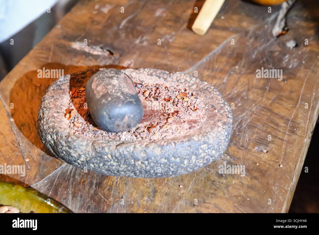 Ciudad Mitad del Mundo, Quito, Ecuador – 2018: Mostra degli equatori in Ecuador con baccelli e fagioli colorati di cacao segnaletica del monumento equatoriale Foto Stock