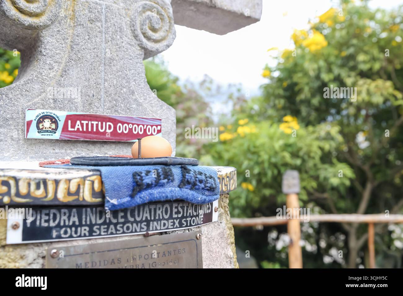 Ciudad Mitad del Mundo, Quito, Ecuador – 23 marzo 2018: Dimostrazioni alla linea equatoriale mostrano un uovo equilibrato su un chiodo Foto Stock