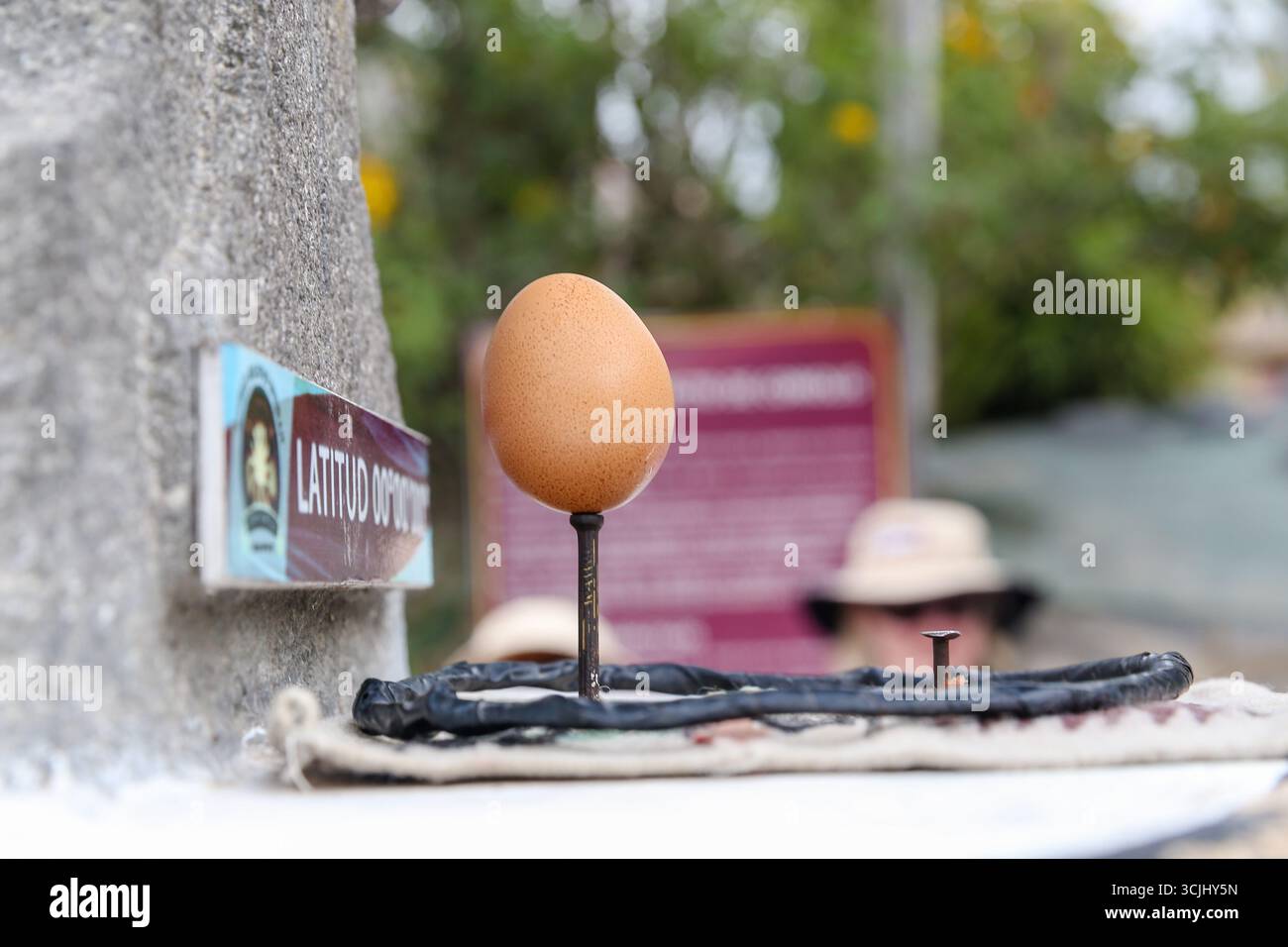 Ciudad Mitad del Mundo, Quito, Ecuador – 23 marzo 2018: Dimostrazioni alla linea equatoriale mostrano un uovo equilibrato su un chiodo Foto Stock