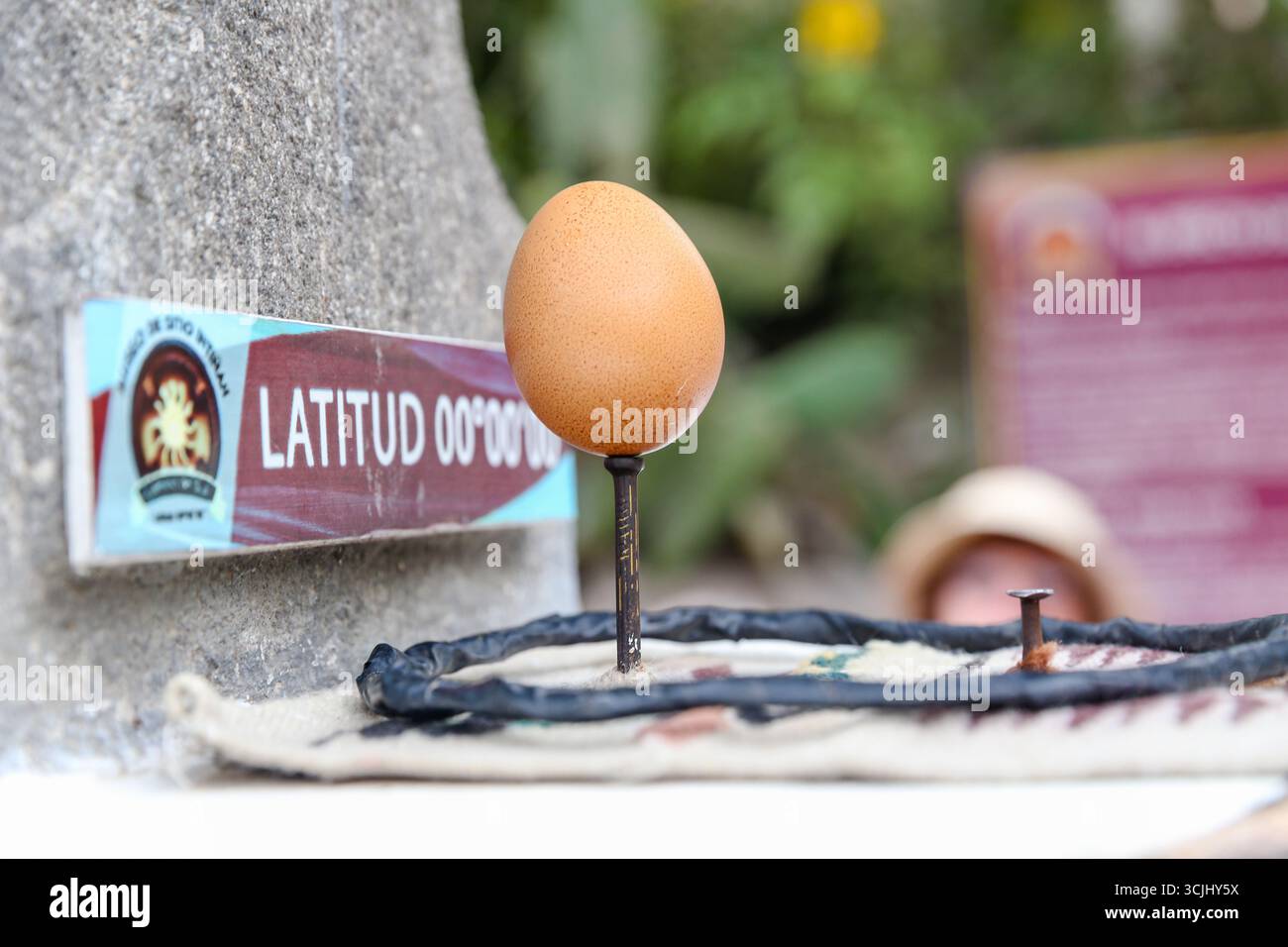 Ciudad Mitad del Mundo, Quito, Ecuador – 23 marzo 2018: Dimostrazioni alla linea equatoriale mostrano un uovo equilibrato su un chiodo Foto Stock