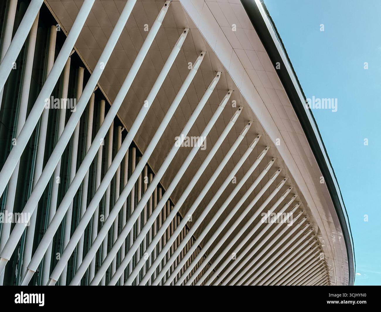 Buenos Aires, Argentina - 22 dicembre 2022: Dettagli architettonici moderni della facciata esterna dell'aeroporto internazionale di Ezeiza, Ministro Pistarini te Foto Stock