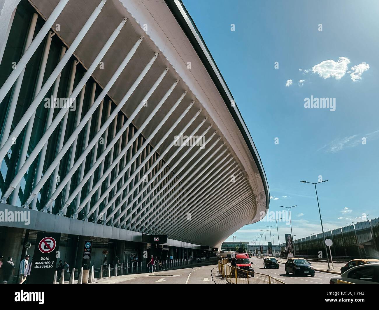 Buenos Aires, Argentina - 22 dicembre 2022: Dettagli architettonici moderni della facciata esterna dell'aeroporto internazionale di Ezeiza, Ministro Pistarini te Foto Stock
