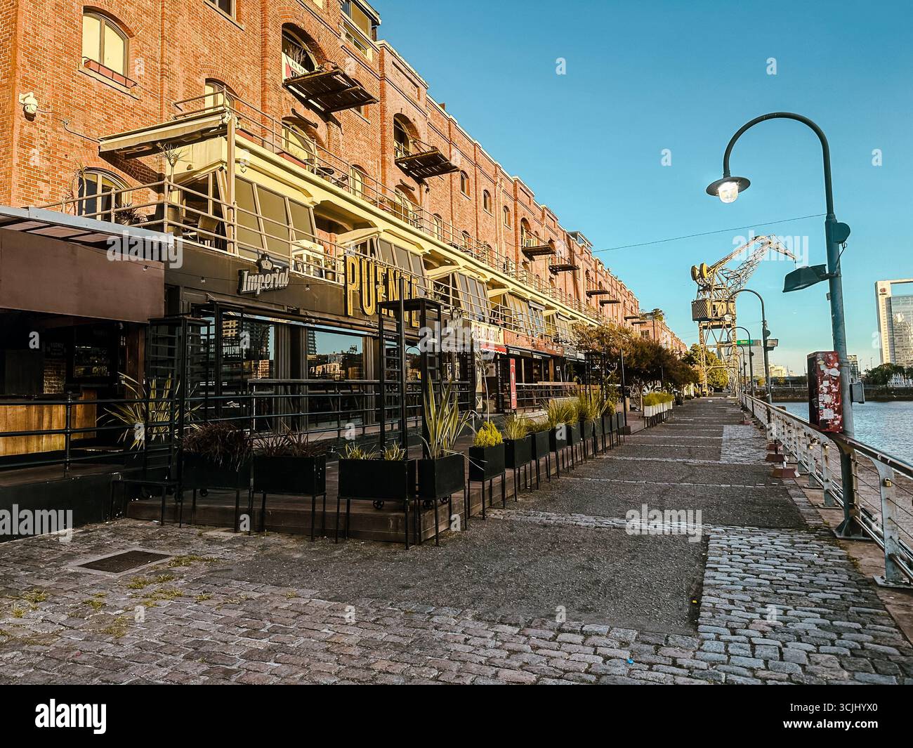 Buenos Aires, Argentina - 22 dicembre 2022: Vetrine, colorati edifici in metallo ondulato, murales e venditori ambulanti riempiono il quartiere di Caminito Foto Stock