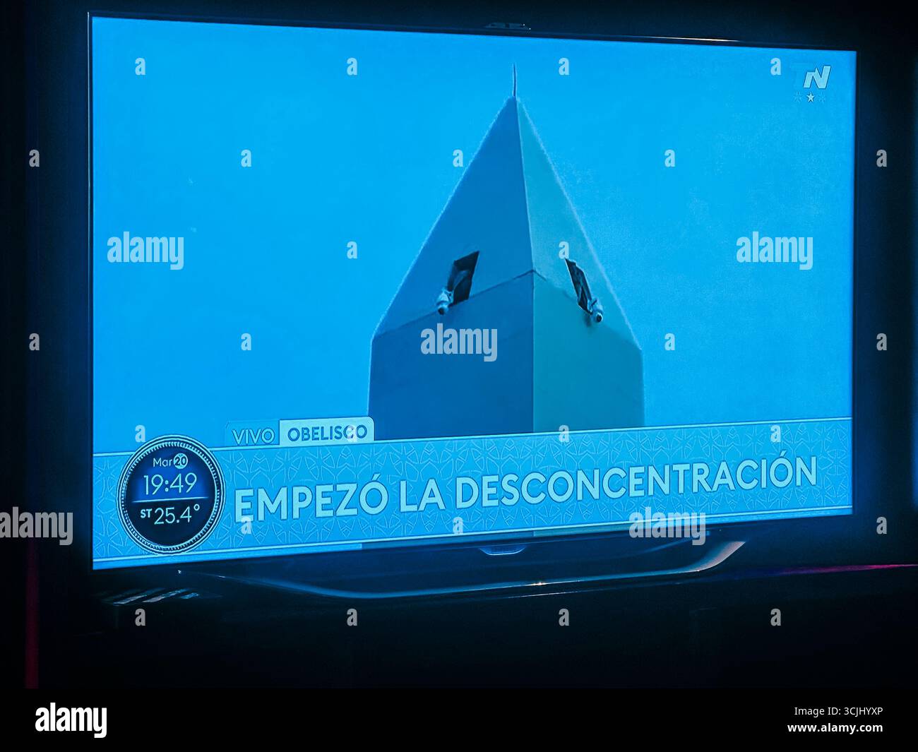 Buenos Aires, Argentina - 22 dicembre 2022: Vetrine, colorati edifici in metallo ondulato, murales e venditori ambulanti riempiono il quartiere di Caminito Foto Stock