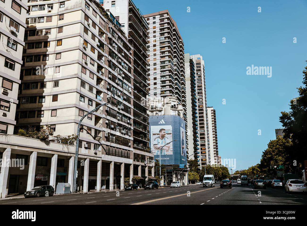 Buenos Aires, Argentina - 22 dicembre 2022: Vetrine, colorati edifici in metallo ondulato, murales e venditori ambulanti riempiono il quartiere di Caminito Foto Stock