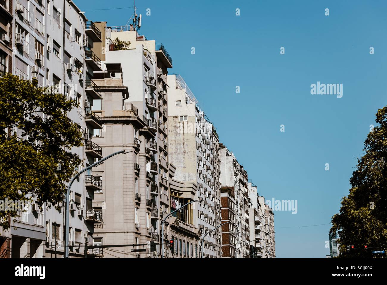 Buenos Aires, Argentina - 22 dicembre 2022: Vetrine, colorati edifici in metallo ondulato, murales e venditori ambulanti riempiono il quartiere di Caminito Foto Stock