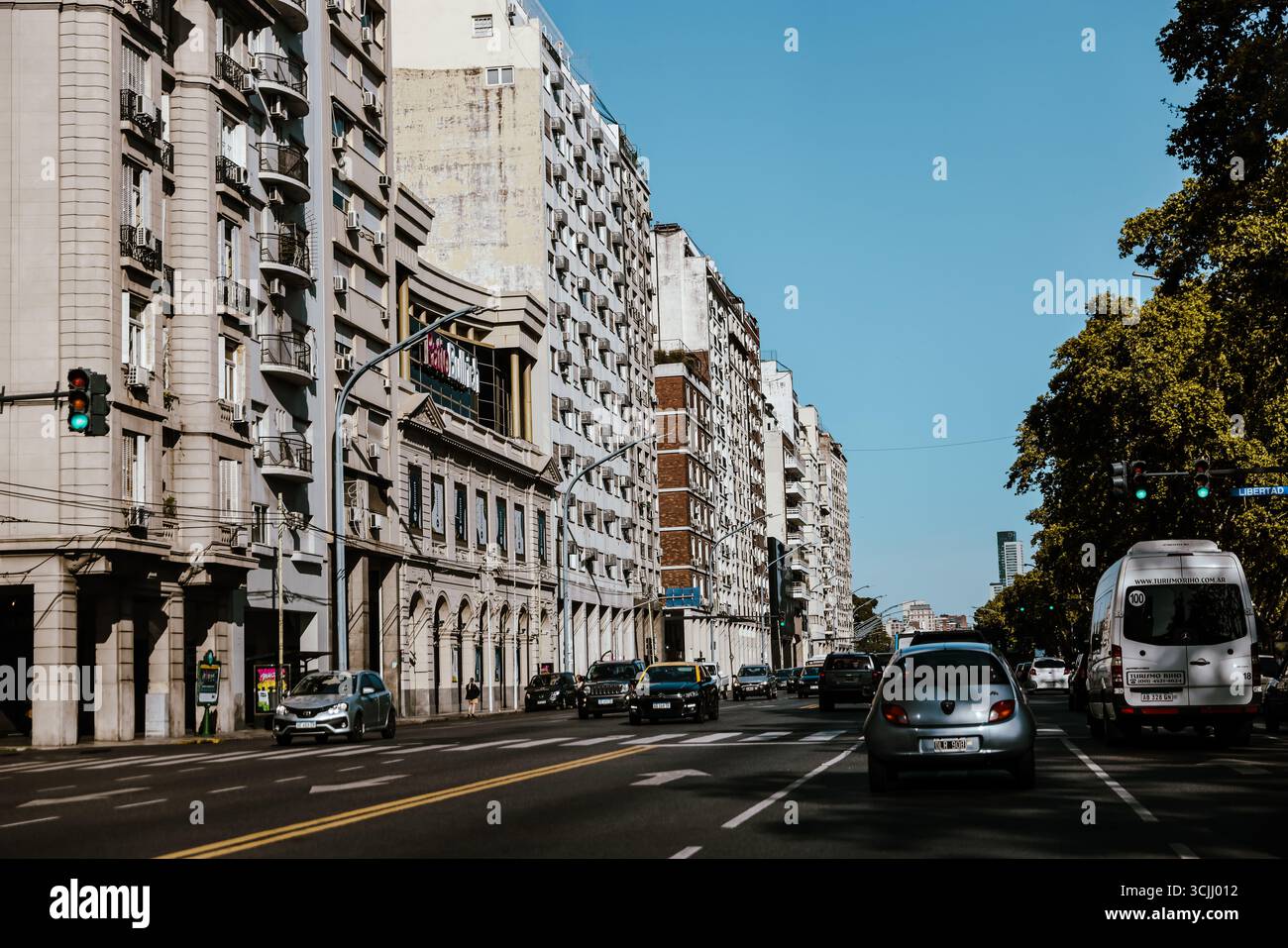 Buenos Aires, Argentina - 22 dicembre 2022: Vetrine, colorati edifici in metallo ondulato, murales e venditori ambulanti riempiono il quartiere di Caminito Foto Stock