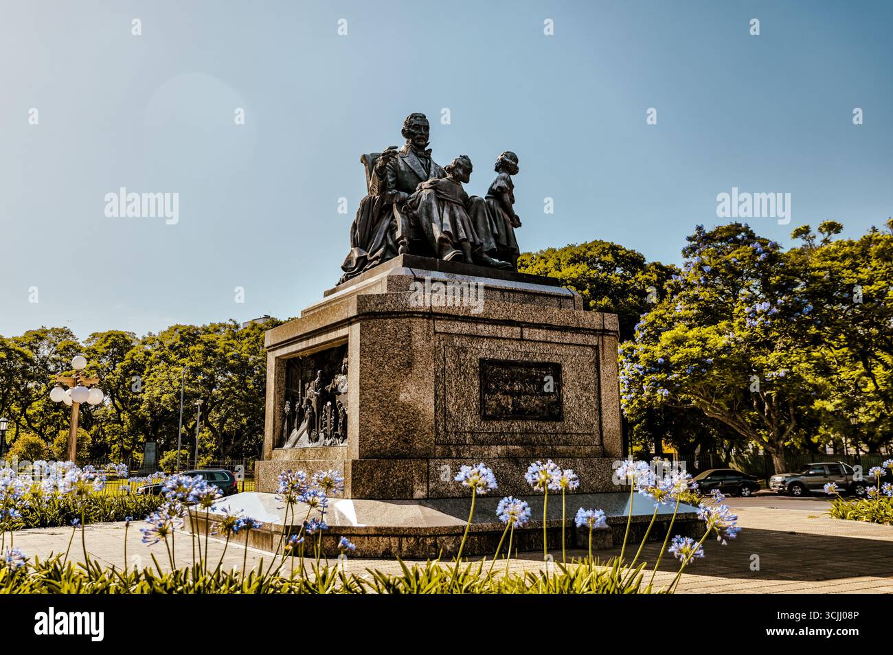 Buenos Aires, Argentina - 22 dicembre 2022: Vetrine, colorati edifici in metallo ondulato, murales e venditori ambulanti riempiono il quartiere di Caminito Foto Stock