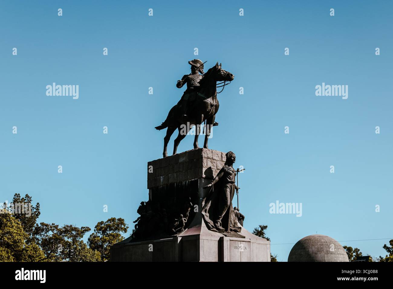Buenos Aires, Argentina - 22 dicembre 2022: Vetrine, colorati edifici in metallo ondulato, murales e venditori ambulanti riempiono il quartiere di Caminito Foto Stock