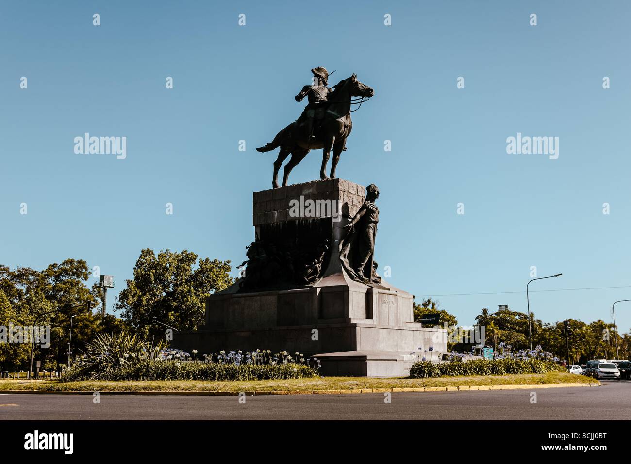 Buenos Aires, Argentina - 22 dicembre 2022: Vetrine, colorati edifici in metallo ondulato, murales e venditori ambulanti riempiono il quartiere di Caminito Foto Stock