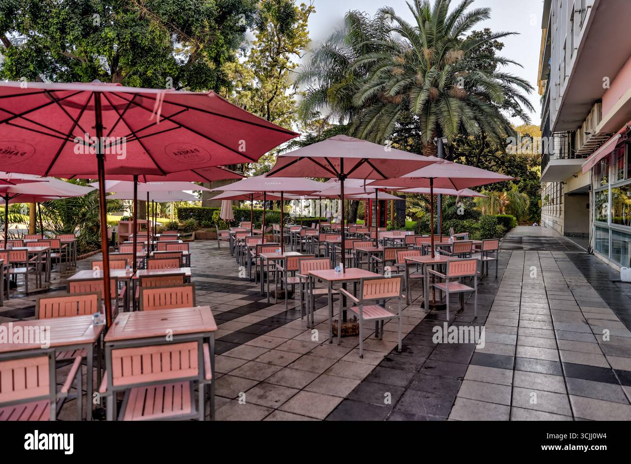 Buenos Aires, Argentina - 22 dicembre 2022: Vetrine, colorati edifici in metallo ondulato, murales e venditori ambulanti riempiono il quartiere di Caminito Foto Stock