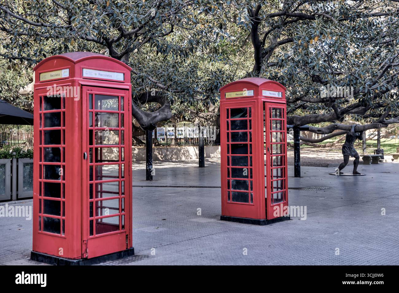 Buenos Aires, Argentina - 22 dicembre 2022: Vetrine, colorati edifici in metallo ondulato, murales e venditori ambulanti riempiono il quartiere di Caminito Foto Stock