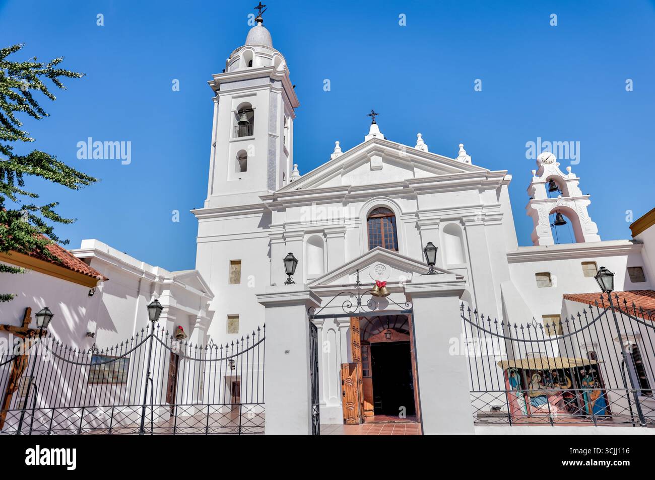 Buenos Aires, Argentina - 12 dicembre 2022: Basílica Nuestra Señora del Pilar in epoca coloniale a Recoleta, completata nel 1732 dall'architetto Andrés Blanqui Foto Stock
