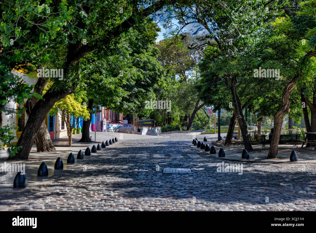 Buenos Aires, Argentina - 22 dicembre 2022: Vetrine, colorati edifici in metallo ondulato, murales e venditori ambulanti riempiono il quartiere di Caminito Foto Stock