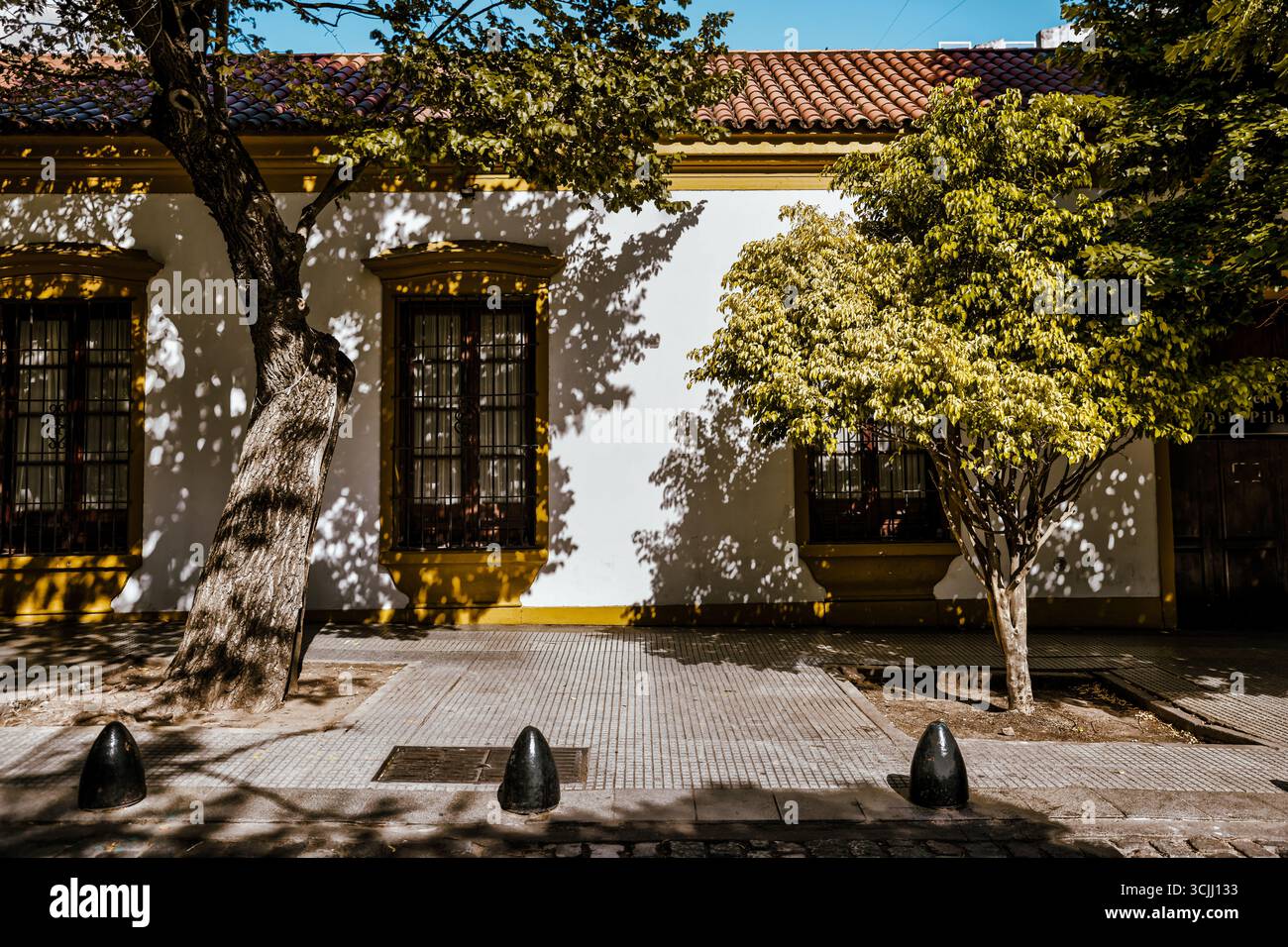 Buenos Aires, Argentina - 22 dicembre 2022: Vetrine, colorati edifici in metallo ondulato, murales e venditori ambulanti riempiono il quartiere di Caminito Foto Stock