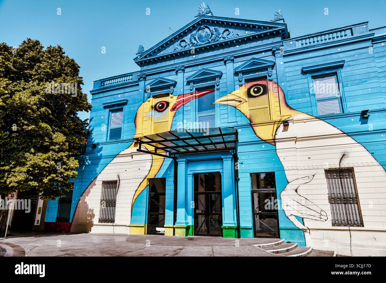 Buenos Aires, Argentina - 21 dicembre 2022: Colorato murale di uccelli dipinto sulla facciata del Centro Cultural Recoleta nel quartiere Recoleta. Foto Stock