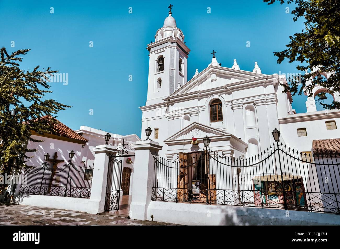 Buenos Aires, Argentina - 12 dicembre 2022: Basílica Nuestra Señora del Pilar in epoca coloniale a Recoleta, completata nel 1732 dall'architetto Andrés Blanqui Foto Stock