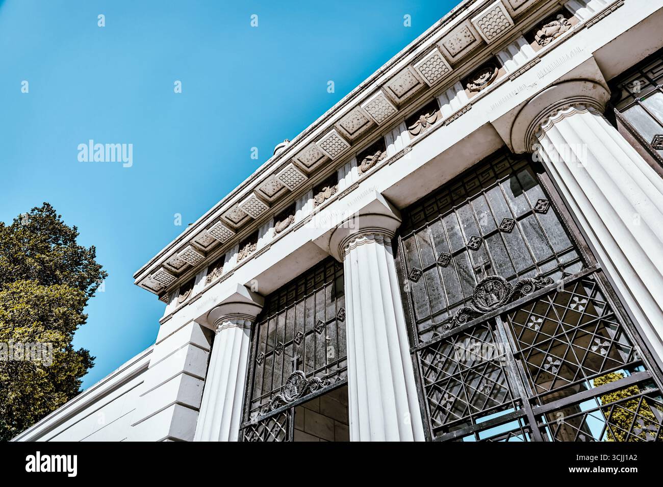 Buenos Aires, Argentina - 12 dicembre 2022: Basílica Nuestra Señora del Pilar in epoca coloniale a Recoleta, completata nel 1732 dall'architetto Andrés Blanqui Foto Stock