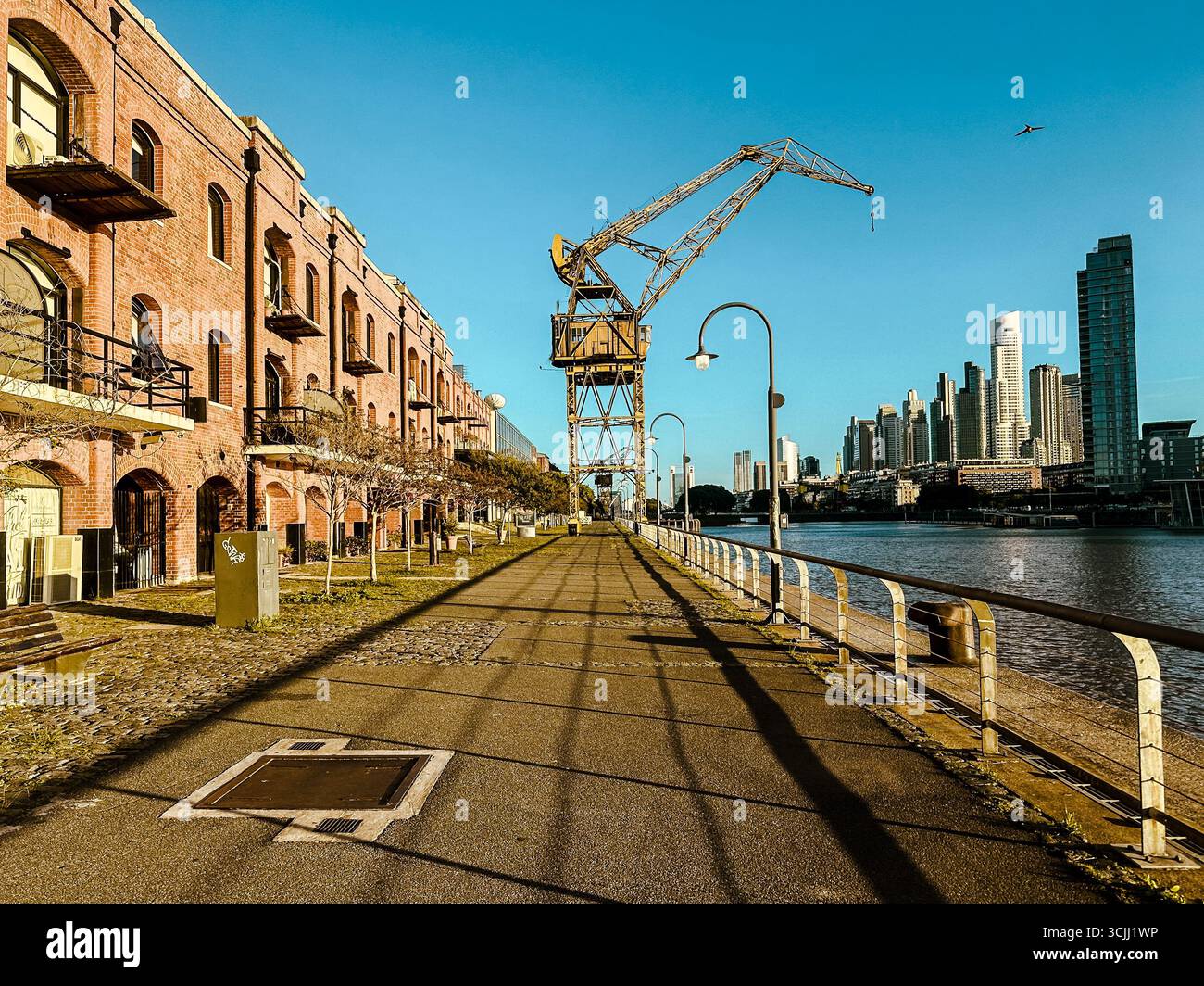 Buenos Aires, Argentina - 22 dicembre 2022: Vetrine, colorati edifici in metallo ondulato, murales e venditori ambulanti riempiono il quartiere di Caminito Foto Stock
