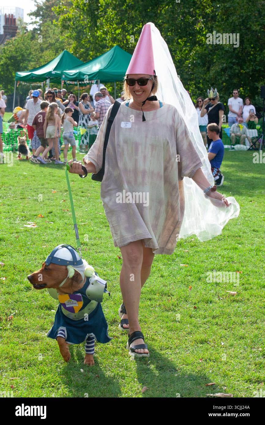 Londra, Regno Unito. 7 settembre 2025. Il cantante e attore Olly Alexander, chef e imprenditore Levi Roots (con il figlio Christopher) e l'artista Andrew Logan sono stati i giudici quest'anno per il Myatt's Fields Dog Show. Ambientato in un parco vicino a Brixton, lo spettacolo include premi per Perfect Puppy, Golden Oldie, Remarkable Rescue, Agility, Doggy Doppelganger e una gara di costumi per la giornata mondiale del libro. Sono Sir Lancelot. Crediti: Anna Watson/Alamy Live News Foto Stock