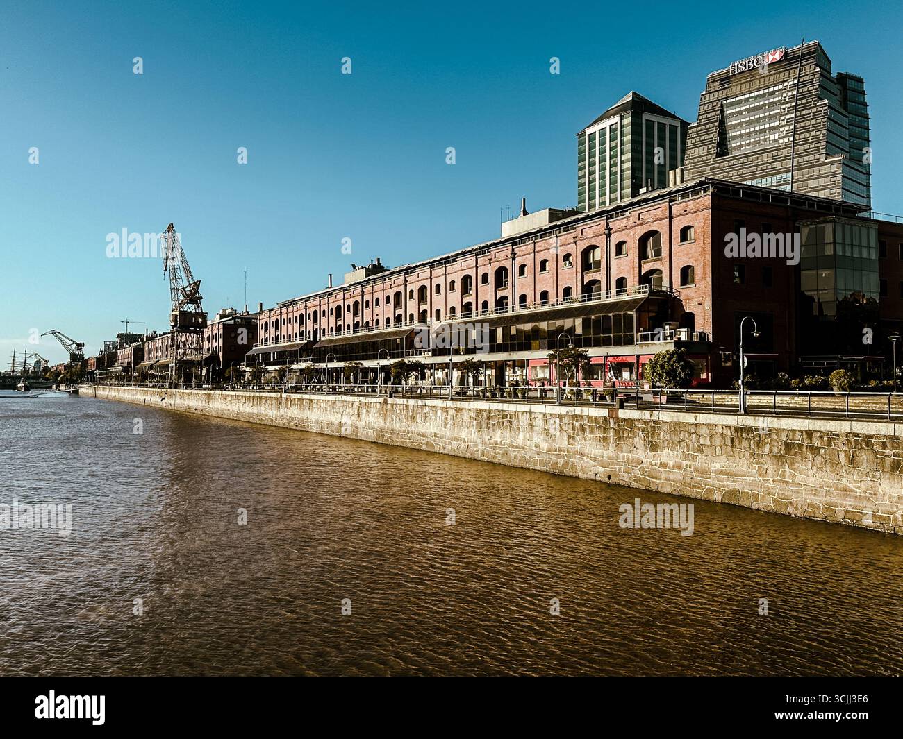 Buenos Aires, Argentina - 22 dicembre 2022: Vetrine, colorati edifici in metallo ondulato, murales e venditori ambulanti riempiono il quartiere di Caminito Foto Stock