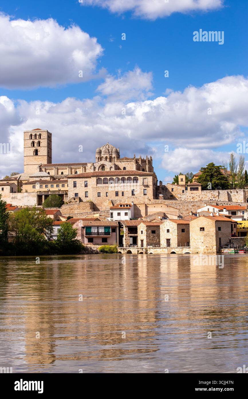 Mulini ad acqua sul fiume Douro nella città spagnola di Zamora, in Spagna, con la cattedrale in alto sulle rive sopra Foto Stock