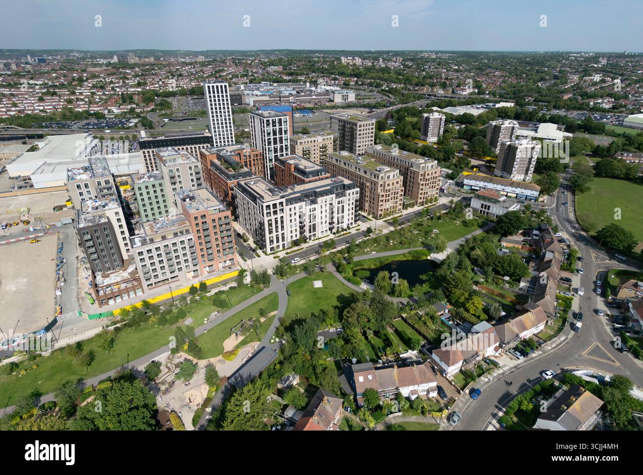 Veduta aerea di nuovi edifici residenziali e di un parco a Brent Cross Town, Londra, Regno Unito. Foto Stock