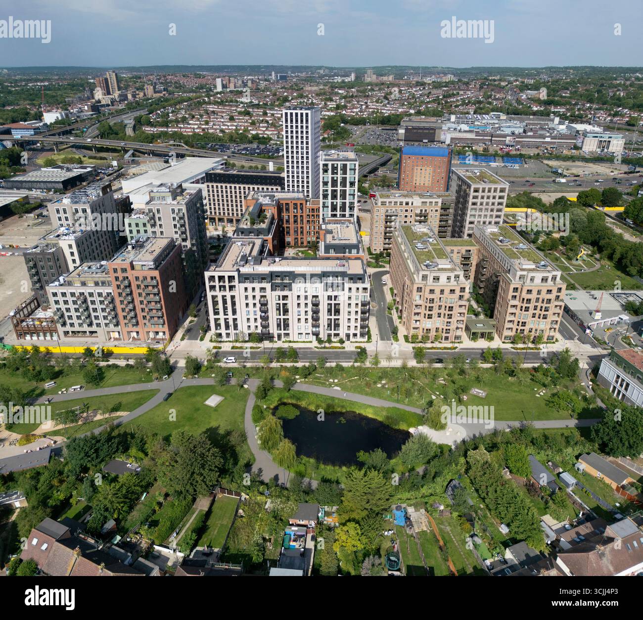 Nuovi edifici residenziali e un parco sono in fase di sviluppo a Brent Cross Town, Londra, vicino al Brent Cross Shopping Centre, trasformando l'area. Foto Stock