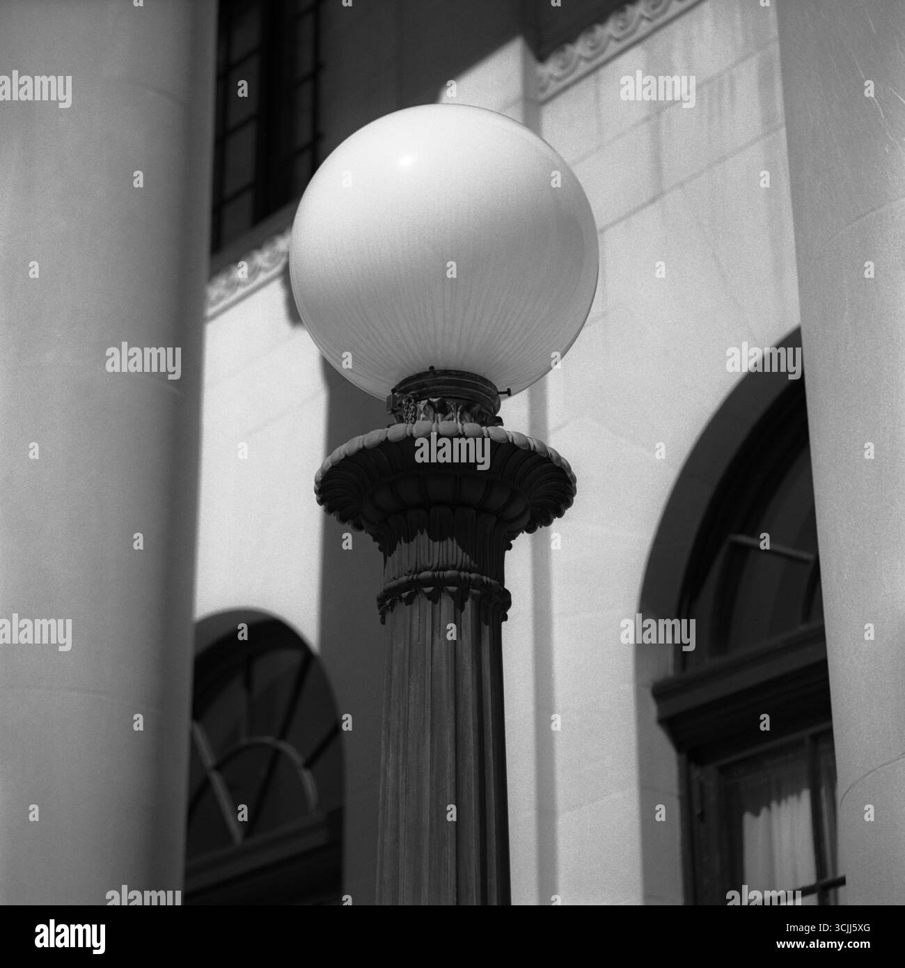 Palo della lampada all'esterno del Millennium Center. Un edificio storico di Winston Salem. Fotografia in bianco e nero Foto Stock