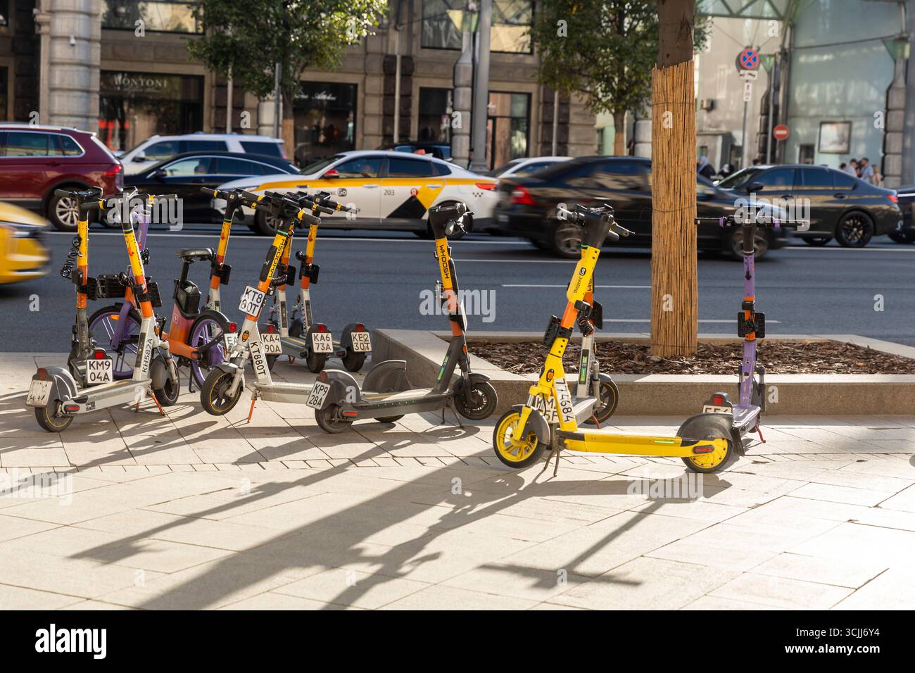 Mosca, Russia, 25 agosto 2025, scooter elettrici condivisi in una strada di Mosca. Foto Stock